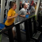 Trainen op fitnessapparatuur in sportschool en thuis
